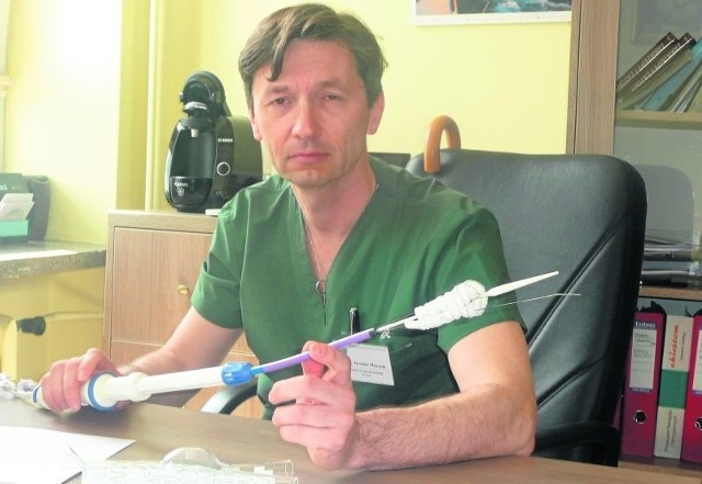 Kierownik Jarosław Miszczuk prezentuje stengraft do wewnątrznaczyniowego leczenia tętniaków aorty brzusznej.