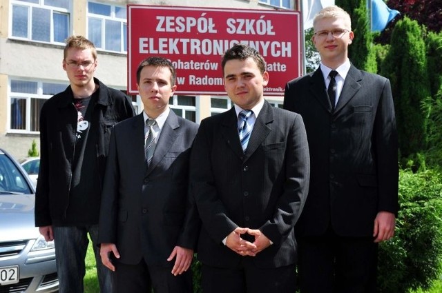 - I tak jesteśmy zadowoleni z olimpiady. Z wiedzy nie zawiedliśmy &#8211; mówią. Od lewej: Marcin Stachowicz, Cezary Miącz, Radosław Szewczyk i Paweł Szwagierek.