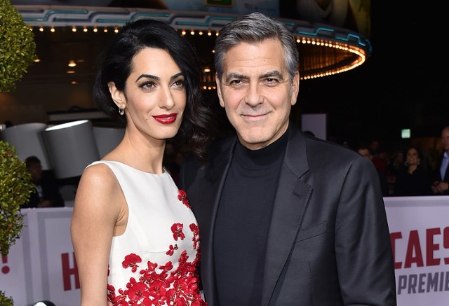 Słynny aktor George Clooney (po prawej) wraz z żoną Amal podczas światowej premiery filmu "Ave, Cezar!", w którym Goerge zagrał główną rolę (01.02.2016, Los Angeles, USA). Para wzięła ślub 27.09.2014 roku w Wenecji.