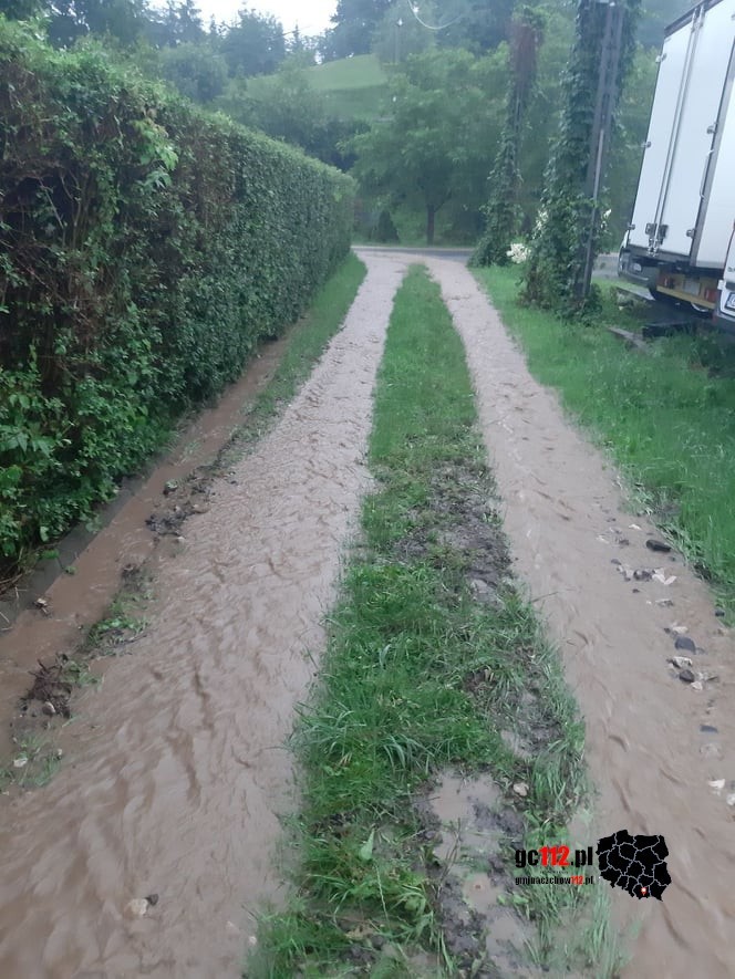 W gminie Czchów zalanych i podtopionych zostało wiele dróg,...