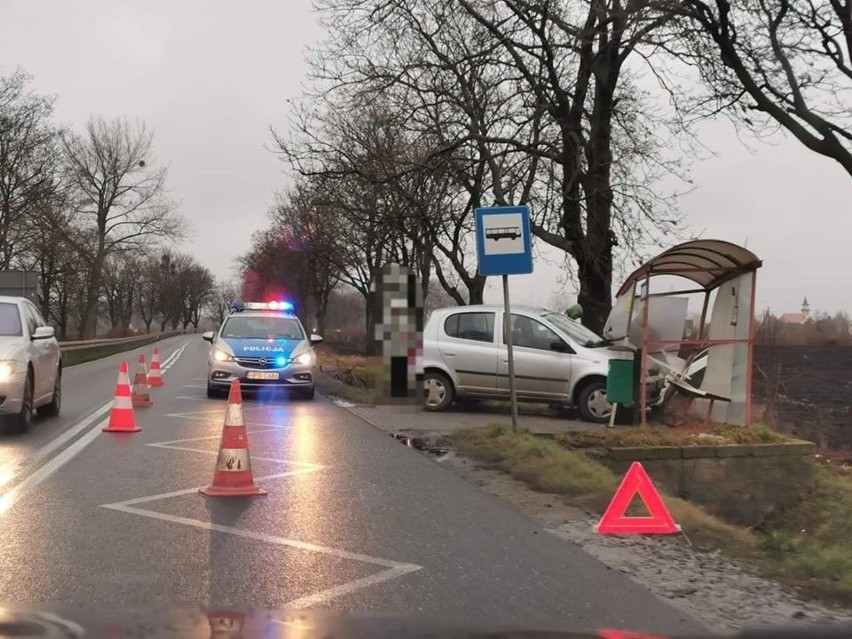 Samochód osobowy skasował przystanek autobusowy