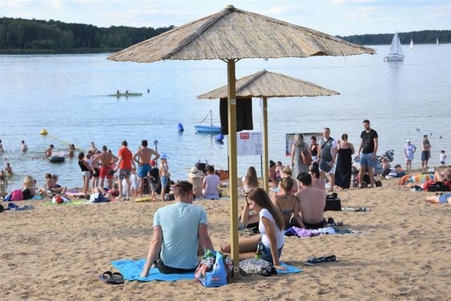 W Pieckach też im bliżej wody, tym tłum na plaży gęstszy