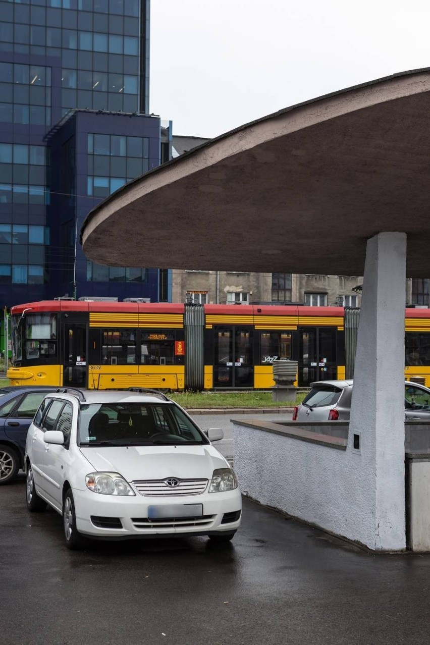 Zanim kierowca zaparkuje powinien zasygnalizować zamiar...