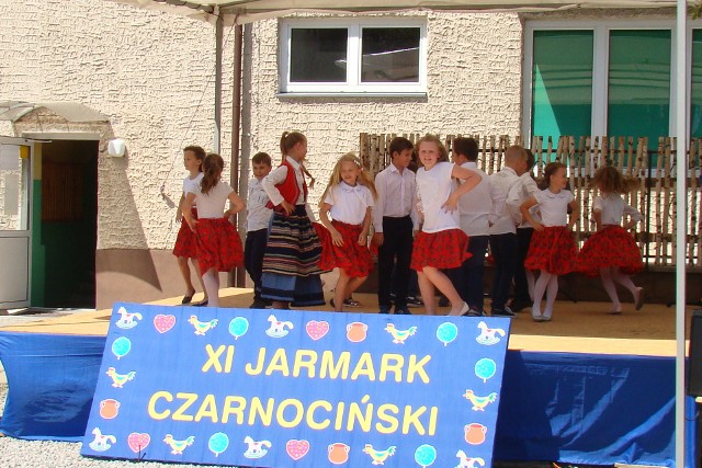 W klimacie ludowym swoje występy na Jarmark Czarnociński przygotowali uczniowie szkoły podstawowej.