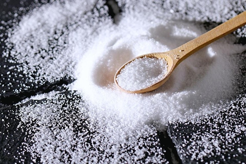 Sól jest niezastąpionym składnikiem, który znajduje się w...