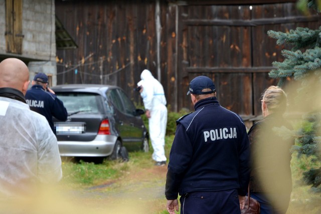 Makabrycznego odkrycia dokonali w niedzielę policjanci i strażacy w Skarżysku Kościelnym. W walizce, znajdującej się na jednej z posesji, odkryto ciało mężczyzny! Trwa ustalanie jego tożsamości. CZYTAJ WIĘCEJ O CIELE W WALIZCE W GMINIE SKARŻYSKO KOŚCIELNEZobacz zdjęcia z poniedziałkowej akcji policjantów na miejscu makabrycznego odkrycia. W poniedziałek rano Daniel Prokopowicz, rzecznik prasowy Prokuratury Okręgowej w Kielcach potwierdzał ustalenia "Echa Dnia". - Mogę powiedzieć, że ujawniono zwłoki mężczyzny w gminie Skarżysko-Kościelne. Wstępne ustalenia wskazują, że śmierć mężczyzny mogła być wynikiem przestępstwa. Na późne popołudnie w poniedziałek zaplanowano sekcję zwłok, jej wstępne wyniki - mamy nadzieję - dadzą odpowiedź o przyczynę śmierci mężczyzny - tłumaczył Daniel Prokopowicz.Z kolei szef Prokuratury Rejonowej w Skarżysku-Kamiennej prokurator Tomasz Rurarz dodawał, że znaleziony mężczyzna był w wieku około 40 lat. - Jeśli nasze przypuszczenia się potwierdzą, to może to być mężczyzna, który był od kilku dni poszukiwany przez swoją rodzinę - tłumaczył prokurator Rurarz.Śledczy dodawali, że na razie nikt nie został zatrzymany w sprawie śmierci mężczyzny. - Trwają czynności, na miejscu pracował biegły medyk sądowy, byli technicy, zabezpieczono ślady. Ustalamy okoliczności śmierci tego mężczyzny, odtwarzamy też przebieg dni poprzedzających zniknięcie tego człowieka - wyjaśniał Daniel Prokopowicz.