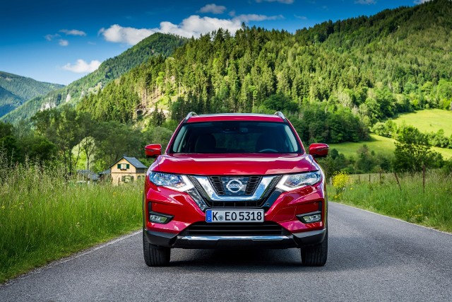 Nissan X-Trail W nowym Nissanie X-Trail utrzymano dotychczasową ofertę jednostek napędowych – do wyboru jest silnik benzynowy 1.6 DIG-T o mocy 163 KM oraz dwa wysokoprężne: 1.6 dCi 130 KM i 2.0 dCi 177 KM. W zależności od wersji dostępna jest 6-biegowa przekładnia manualna lub automatyczna Xtronic, a także dwa rodzaje napędu – na przednią lub obie osie.Fot. Nissan