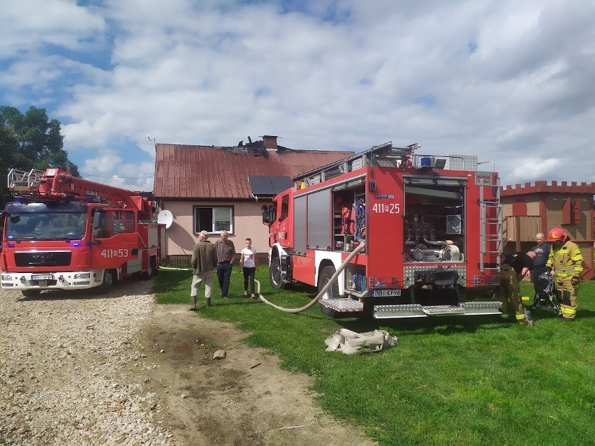 Spieszyn. Pożar kompleksu budynków mieszkalnych. W akcji brało udział 37. strażaków [ZDJĘCIA]