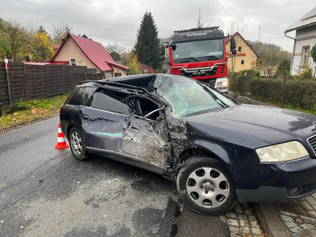 Do wypadku doszło w miejscowości Kaczorów w powiecie jaworskim, około godziny 14:00. Ciężarówka z impetem wjechała samochód osobowy marki Audi.