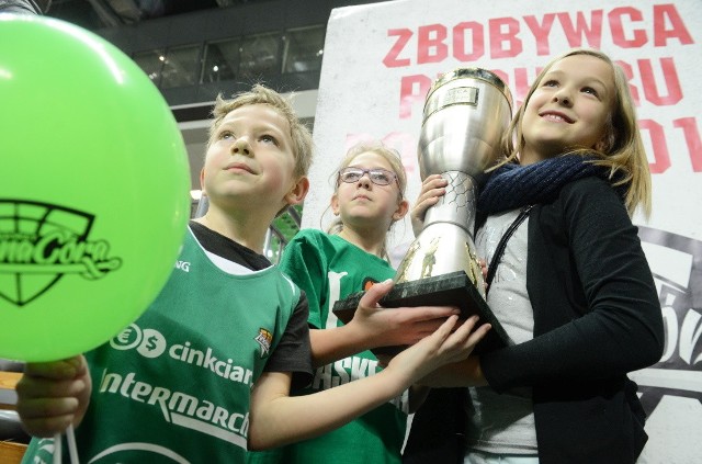 Po niedzielnym meczu Stelmetu Zielona Góra z MKS-em Dąbrowa Górnicza baner wykorzystano do pamiątkowych zdjęć