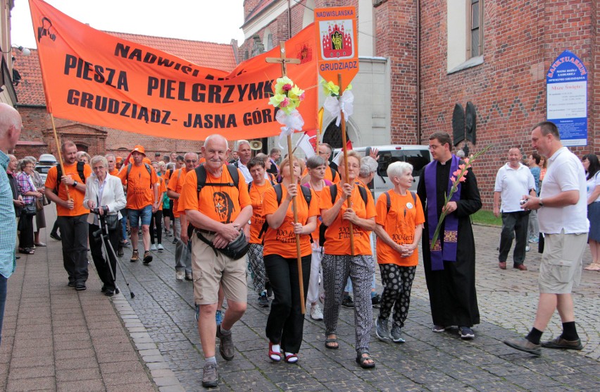 Po mszy świętej w grudziądzkiej  Bazylice pielgrzymi...