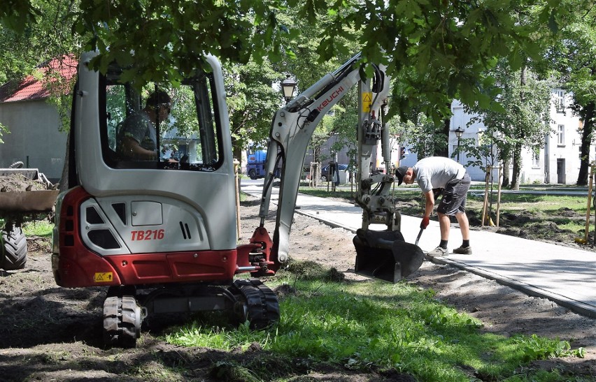 Trwają prace na terenie skweru u zbiegu ulic Poznańskiej i...