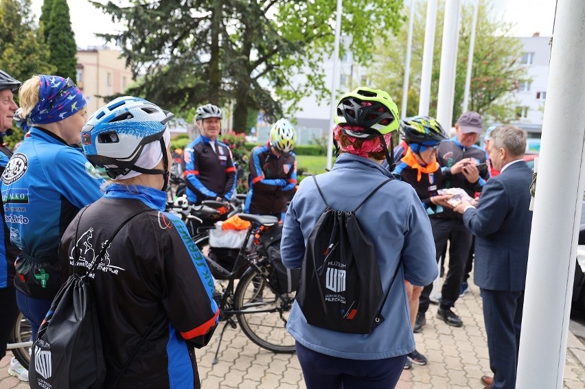 Rodzinny Rajd Rowerowy z Goliny z wizytą w Ostrowi Mazowieckiej. Spotkali się z burmistrzem. 26.05.2021