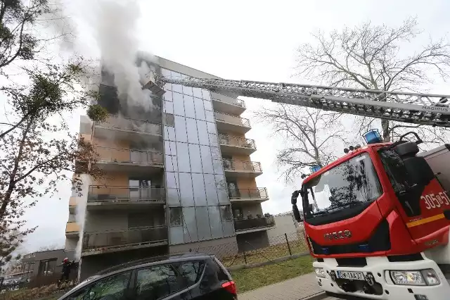 W poniedziałek (27 lutego), około godziny 13, doszło we Wrocławiu do poważnego pożaru. Przy ul. Herbsta na Sołtysowicach płoną mieszkania na  trzech najwyższych kondygnacjach sześciopiętrowym bloku mieszkalnego. Na miejscu znajduje się kilka zastępów straży pożarnej.