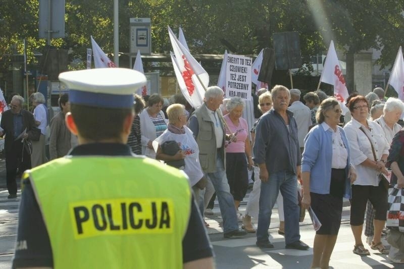 Protest emerytów na ul. Curie-Skłodowskiej