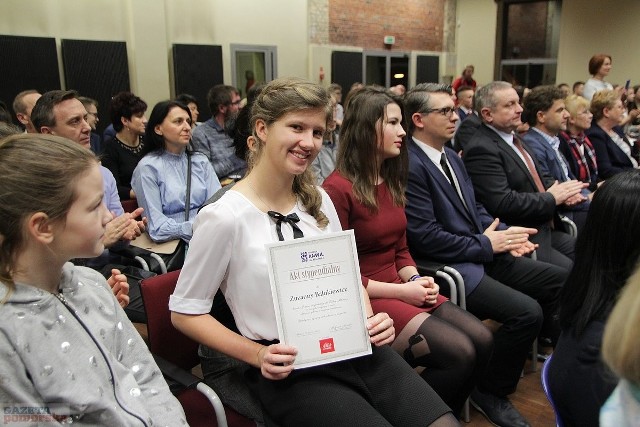 Fundacja "Anwil dla Włocławka" ogłosiła wyniki zorganizowanego po raz drugi konkursu grantowego „Uczę się z Anwilem”, a także trzeciej edycji programu stypendialnego. Szesnastu pomysłodawców projektów edukacyjnych oraz czterdziestu uczniów ze szkół gimnazjalnych i ponadgimnazjalnych z Włocławka, a także gmin ościennych otrzyma wsparcie finansowe. Info z Polski - przegląd najważniejszych i najciekawszych informacji z kraju [30.11.2017]