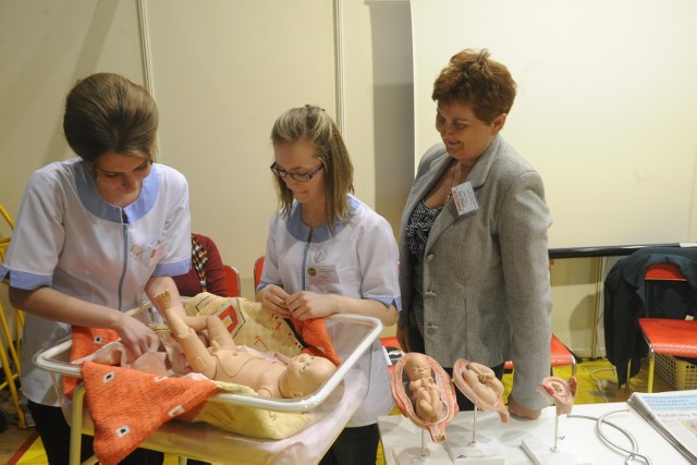 Przyszłe położne z opolskiej uczelni medycznej zajmują się niemowlęciem.