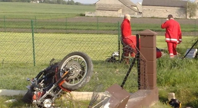 Widok był przerażający - w rowie leżało ciało motocyklisty, betonowe ogrodzenie było roztrzaskane, motocykl leżał  w ogródku przed domem&#8230;