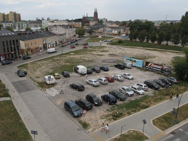 Parking przy ulicy Silnicznej w Kielcach nie istniej od prawie roku, ale kierowcy wciąż wjeżdżają na niego lekceważąc znaki, a jego właściciel wygrał proces z miastem.