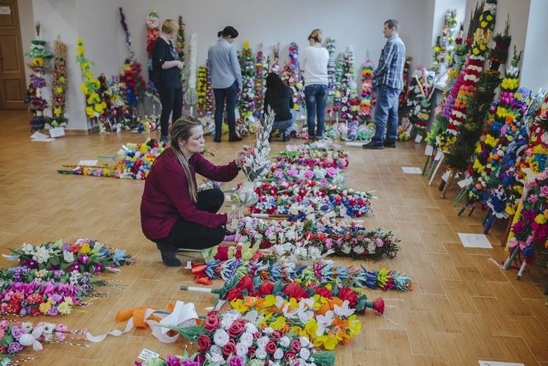 Tradycyjne palmy wielkanocne przygotowuje się z gałązek...