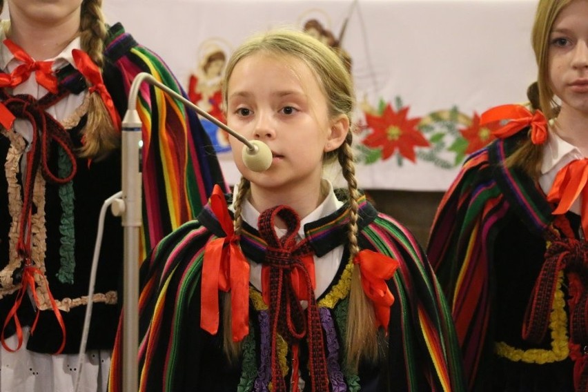 Koncert kolęd i pastorałek w magicznej atmosferze w Morawicy. Zobacz zdjęcia z koncertu