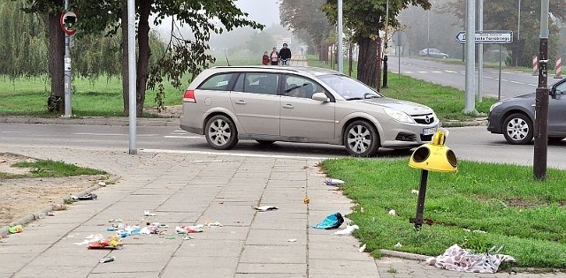 Po każdym weekendzie mieszkańcy Tarnobrzega mają wątpliwą przyjemność oglądać zniszczone przez wandali kosze na odpady.