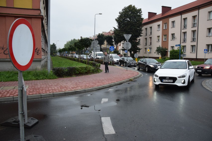 Ruszył remont ulicy Olszewskiego w Oświęcimiu i pojawiły się pierwsze problemy okolicznych zmotoryzowanych [ZDJĘCIA]