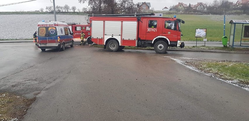 Wypadek w Boleniu. Pijany kierowca zjechał z drogi, jedna została osoba ranna 