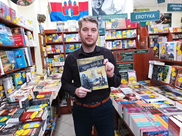 Michał Jankowski ze swoją monografią „Mała kolejka. Trasa Bydgoszcz-Koronowo”