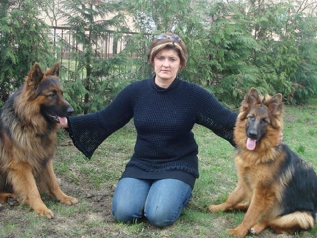 &#8211; Pani Arletta ze swoimi ukochanymi czworonogami: Deą i Huanem. Jej życie kręci się wokół psów &#8211; tego, jak my możemy pomóc im i jak one potrafią pomóc nam.
