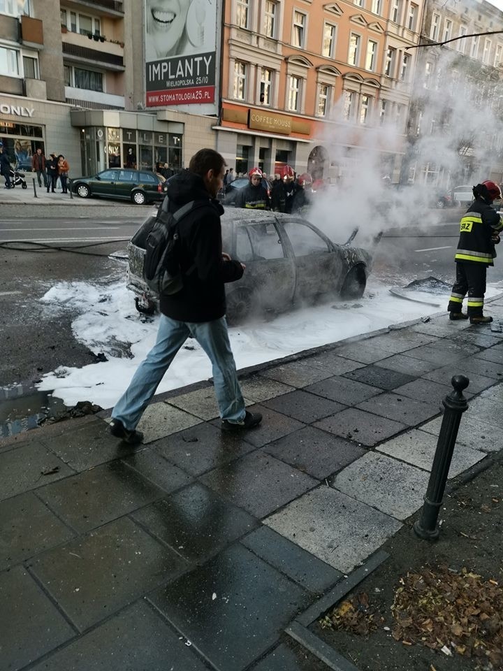 Pożar na Wojska Polskiego w Szczecinie. Samochód stanął w ogniu [ZDJĘCIA, WIDEO]