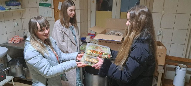 Maturzyści z I Liceum Ogólnokształcącego imienia Stefana Żeromskiego w Kielcach chwilę po studniówce - z żywnością w Schronisku dla Bezdomnych Towarzystwa Pomocy imienia Świętego Brata Alberta w Kielcach. Więcej na kolejnych zdjęciach.