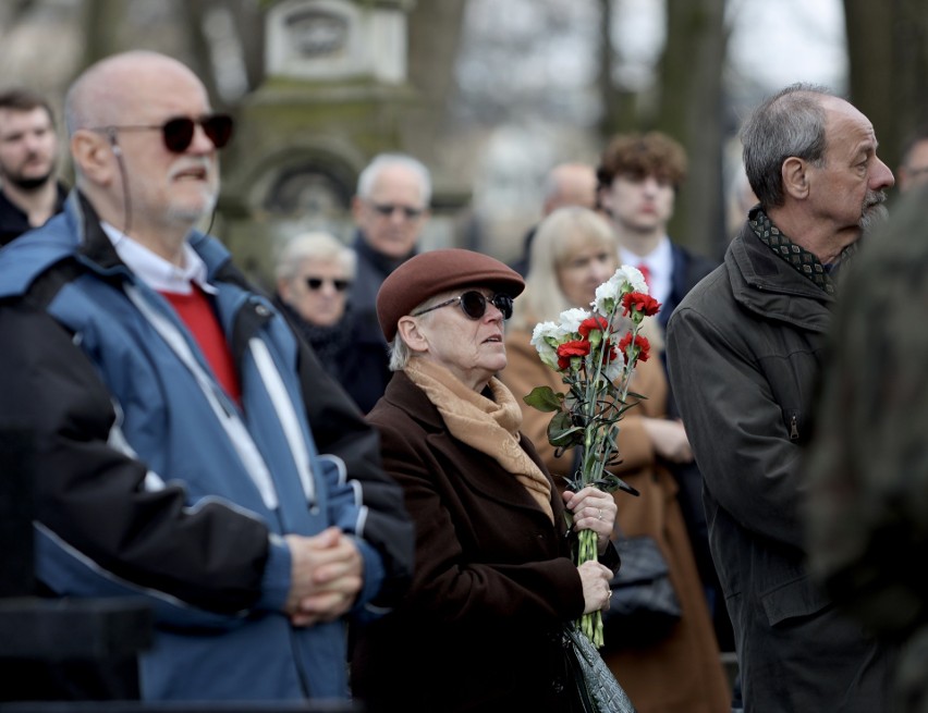 Tłumy pożegnały Alojzego Leszka Gzellę. Wybitny dziennikarz i publicysta spoczął na cmentarzu przy ul. Lipowej [GALERIA]