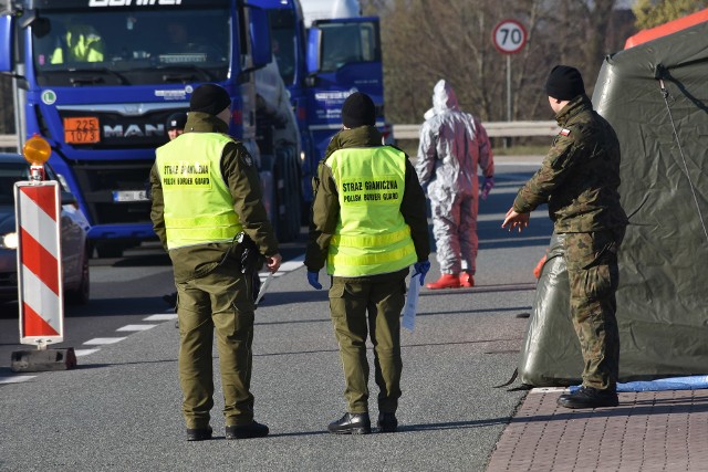 KWARANTANNA PO PRZEKROCZENIU GRANICYDo 14 marca obowiązek odbycia kwarantanny dotyczy osób przekraczających granicę państwową statkiem powietrznym, transportem kolejowym oraz samochodem.Obowiązek ten stosuje się również do osoby przekraczającej granicę z Republiką Czeską oraz Republiką Słowacką, niezależnie od środka transportu, którym się przemieszcza, bądź pieszo, w celu udania się do swojego miejsca zamieszkania lub pobytu na terytorium Rzeczypospolitej Polskiej.Osoba przekraczająca granicę z Czechami i Słowacją niezależnie od środka transportu, którym się przemieszcza, bądź pieszo jest obowiązana posiadać negatywny wynik testu diagnostycznego w kierunku SARS-CoV-2 wykonanego, przed przekroczeniem granicy, w okresie 48 godzin, licząc od momentu wyniku tego testu, i przedłożyć na żądanie funkcjonariusza Straży Granicznej lub Policji wynik testu w języku polskim albo w języku angielskim.Czytaj dalej na kolejnej stronie. Kliknij NASTEPNE lub przesuń w PRAWO>>>