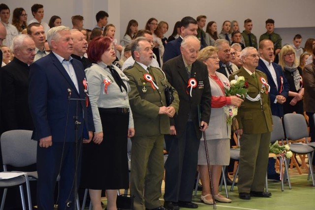 Od odśpiewania Mazurka Dąbrowskiego rozpoczęła się uroczysta ,,Wieczornica" w sali sportowej Szkoły Podstawowej im. Stefana Roweckiego – Grota w Żukowie (gmina Sławno). Wśród obecnych na uroczystości byli kombatanci i przedstawiciele organizacji kombatanckich, harcerskich, księża, radni, sołtysi, uczniowie i nauczyciele szkół oraz mieszkańcy z terenu całej gminy Sławno.W spektaklu słowno-muzycznym uczniowie Szkoły Podstawowej w Żukowie przypomnieli najważniejsze daty i wydarzenia. Były wiersze, pieśni, za które publiczność nagrodziła młodych artystów gromkimi brawami.Kwiaty i pamiątkowe życzenia wręczono kombatantom: por. Walerii Kot z Brześcia – sanitariuszce 1. Armii Wojska Polskiego, por. Józefowi Kwiatkowskiemu – żołnierzowi 1. Armii Wojska Polskiego oraz kpt. Januaremu Wysockiemu – prezesowi Związku Inwalidów Wojennych w Sławnie oraz wieloletniemu prezesowi, a obecnie prezesowi honorowemu Koła Miejsko-Gminnego Związku Kombatantów RP i Byłych Więźniów Politycznych w Sławnie.Józef Kwiatkowski w kilkuminutowym wystąpieniu przybliżył zgromadzonym swoją wojenną historię – od wstąpienia w wojskowe szeregi podczas II wojny światowej, aż po walki o Kołobrzeg, aż do jej zakończenia. Wójt gminy Sławno z okazji 100-lecia Związku Harcerstwa Polskiego przekazał gratulacje i kwiaty hm. Barbarze Sobczak – komendantowi Hufca ZHP im. Wojsk Ochrony Pogranicza w Sławnie oraz hm. Ryszardowi Sobczakowi – zastępcy komendanta. Wyświetlono także 8-minutową, Animowaną historię Polski w reżyserii Tomasza Bagińskiego, która przykuła uwagę zgromadzonych. Zwieńczeniem niezwykle emocjonującego wieczoru był występ Trio La Rocha (flet, altówka, wiolonczela) z udziałem Dariusza Koronczewskiego (prowadzenie i wokal). Piękne, patriotyczne pieśni przez ponad godzinę wybrzmiewały w szkolnych murach, śpiewane przez wszystkich uczestników wydarzenia.Zobacz także Przedszkolaki ze Szczecinka uczciły 100 lat Niepodległej Polski