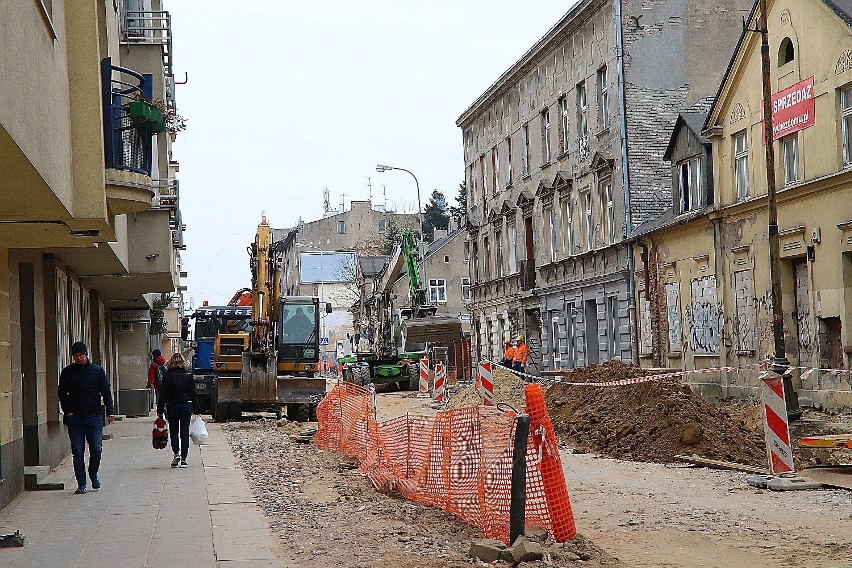 Remont ulicy Nawrot w Łodzi. Rozkopana ulica, zniszczone kamienice i nowe domy