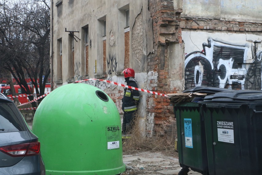 Z pięciokondygnacyjnej, starej kamienicy pod wpływem silnego...