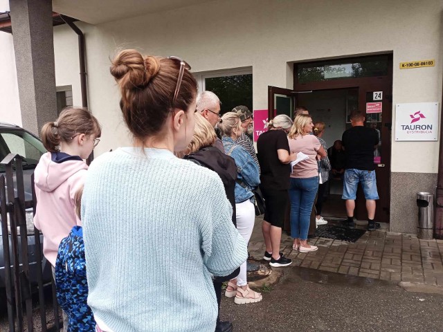 W kolejce do Biura Obsługi Klienta Tauron w Gorlicach od kilku dni stają dziesiątki osób