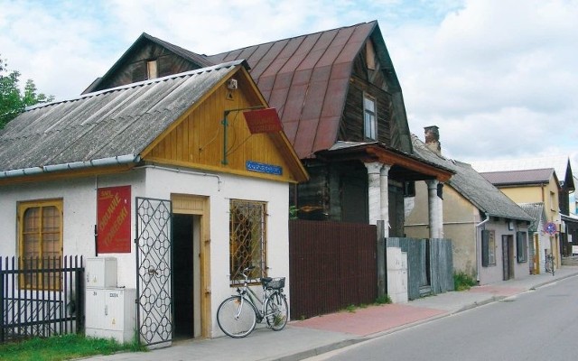 Sierpień 2011 r. Te same domy, choć z odnowionymi elewacjami i dachami. Ale dziś stoją nie przy ul.Buczka lecz przy ul. ks. Ignacego Wierobieja (1887-1970), długoletniego hajnowskiego proboszcza.