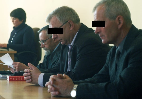 Burmistrz Jan R. (w środku), który rządy w gminie Rymanów sprawuje od 20 lat, nie będzie się ubiegał o reelekcję w nadchodzących wyborach. Obok siedzi, pierwszy z prawej, Józef Sz.