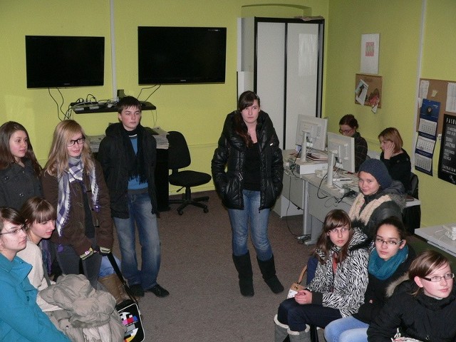 Uczniowie gimnazjum z Przysuchy zobaczyli, jak wygląda praca w redakcji "Echa Dnia&#8221;.