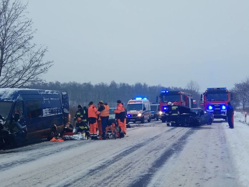 Wypadek pod Zgorzelcem. Czołowe zderzenie audi z busem