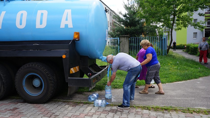 W mieście rotacyjnie jeżdżą beczkowozy, które dostarczają...