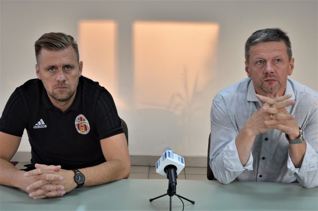 Marek Rybkiewicz (z lewej, trener Wólczanki) i Wojciech Skrzypek (trener Soły Oświęcim).