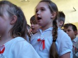  450 dzieci ze szkoły podstawowej w Małogoszczu w poniedziałek stanęło "Do hymnu" (DUŻO ZDJĘĆ)