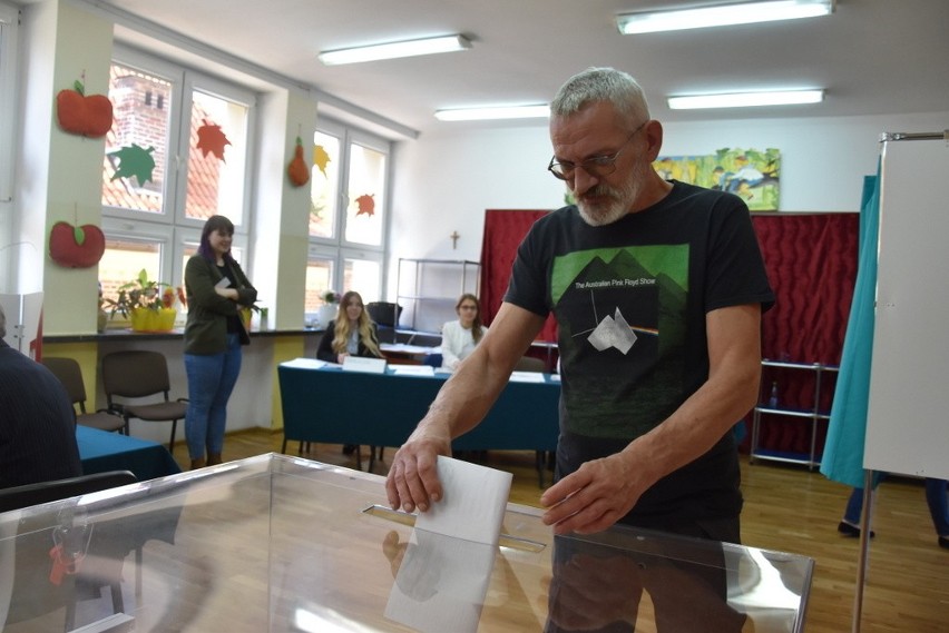 Głosowanie w Obwodowej Komisji Wyborczej nr 5 w Tarnowie w...