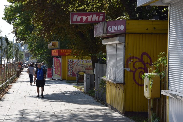 Aleja Frytkowa w Częstochowie. Tak nazywa się od lat ulicę Piłsudskiego. Niestety budek z frytkami pozostało tam niewiele.Zobacz kolejne zdjęcia. Przesuwaj zdjęcia w prawo - naciśnij strzałkę lub przycisk NASTĘPNE