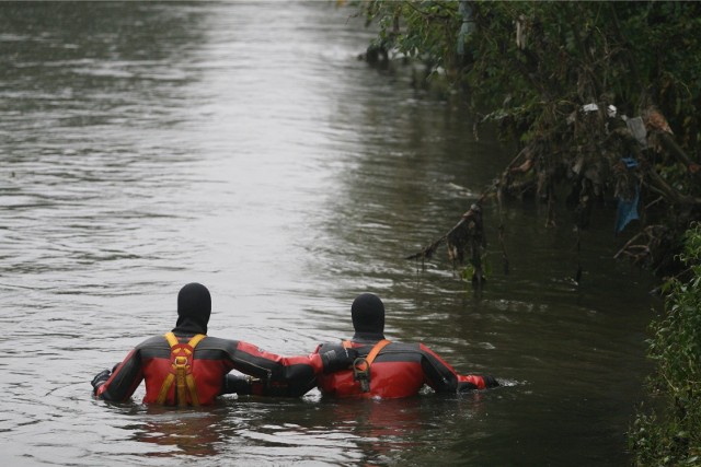 Nurek zszedł pod wodę w okolicach ul. Mostowej. Po kilku minutach mężczyznę udało się wyciągnąć na brzeg, ale ratownicy stwierdzili zgon.
