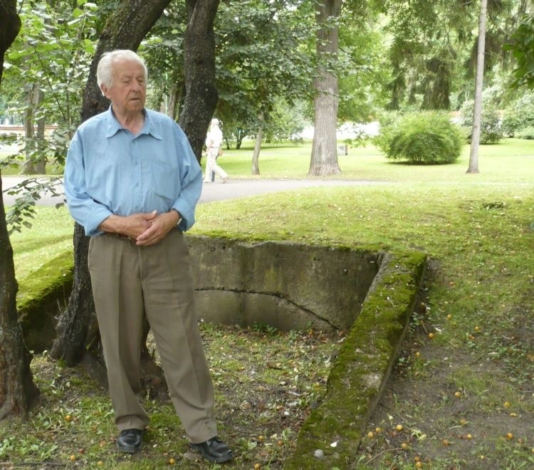 Stanisław Bałdyga w parku, przed dwoma laty
