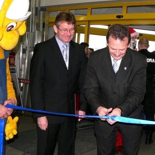 Uroczyste otwarcie buskiego marketu - w asyście żółto-niebieskich &#8222;mrówek&#8221;.